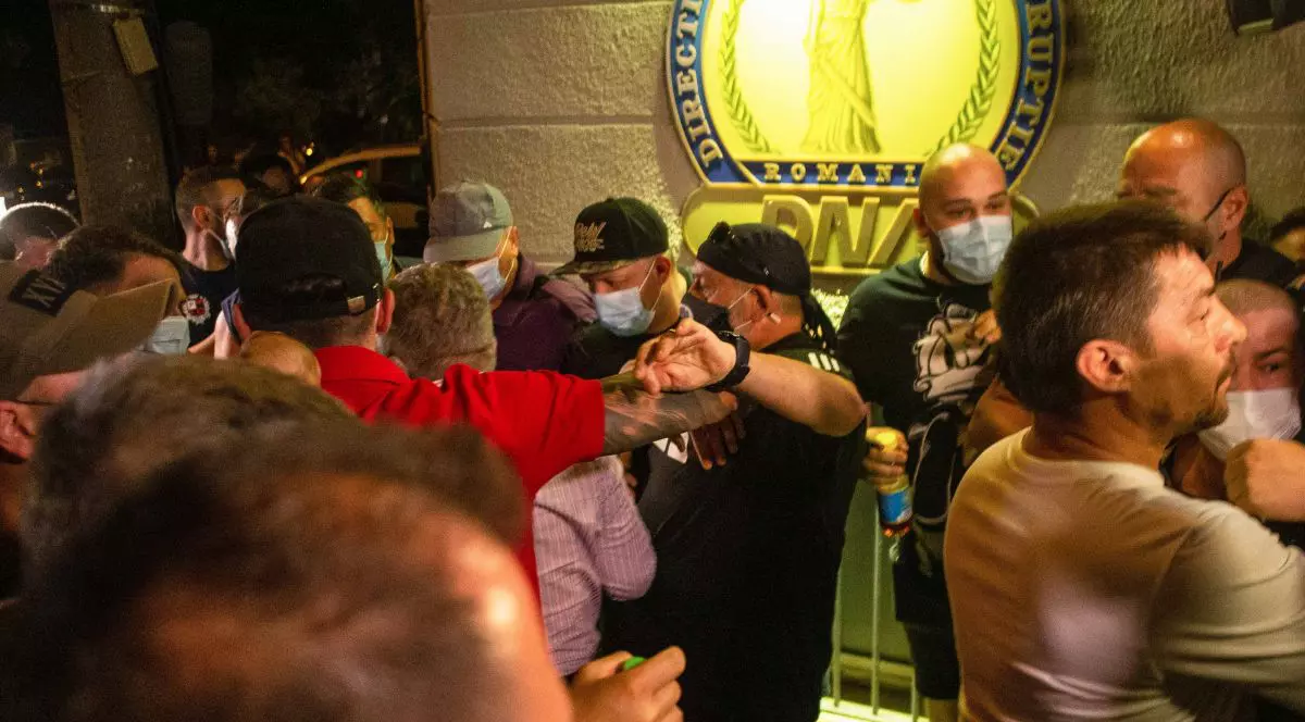 Ion Rădoi, la ieșirea de la DNA. Sindicaliștii au făcut cordon în jurul lui | Foto: Inquam Photos, Ilona Andrei