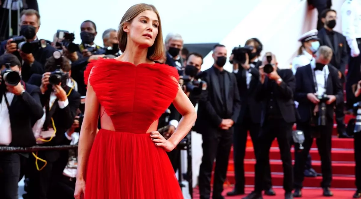 Rochia îndrăzneață aleasă de o cunoscută actriță pentru covorul roșu de la Cannes