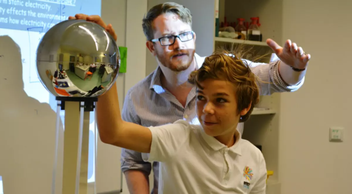 Viața unui englez mutat de șase ani la București: „Aici e casa mea acum. Românii făceau cele mai bune petreceri studențești în Anglia”