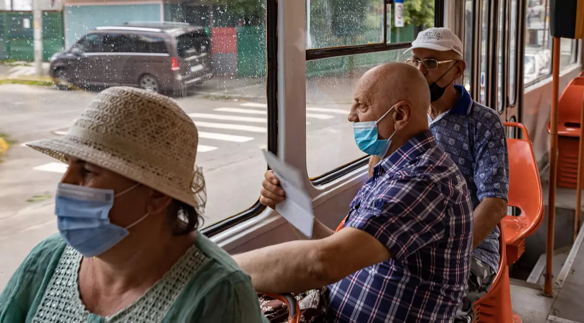 Evantaie improvizate pentru a lupta cu căldura din tramvai. Foto: Eli Driu