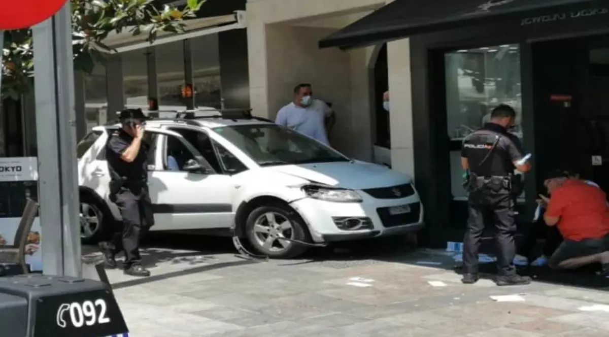 Mai multe persoane, rănite într-o stațiune din Spania, după ce o mașină a intrat într-o zonă pietonală