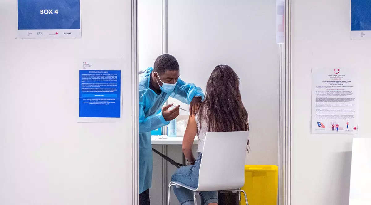 Academia franceză de Medicină: Singura soluție realistă împotriva COVID este vaccinarea obligatorie