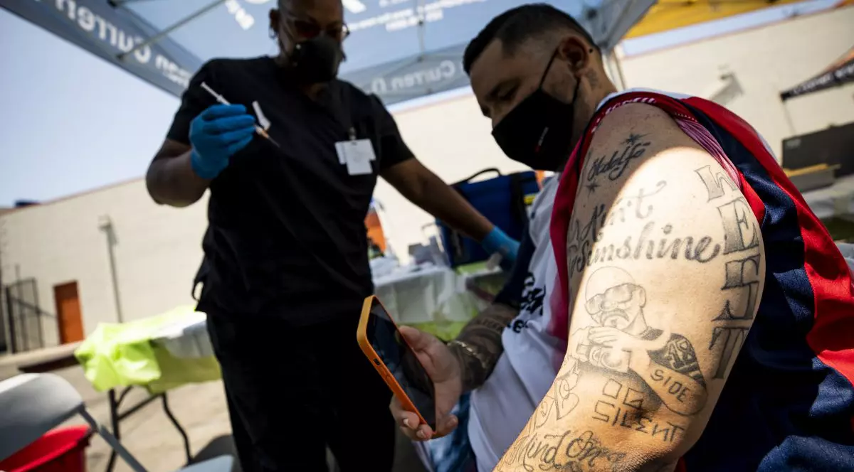 De teama apropiaților anti-vacciniști, unii americani au ajuns să se imunizeze în secret împotriva COVID