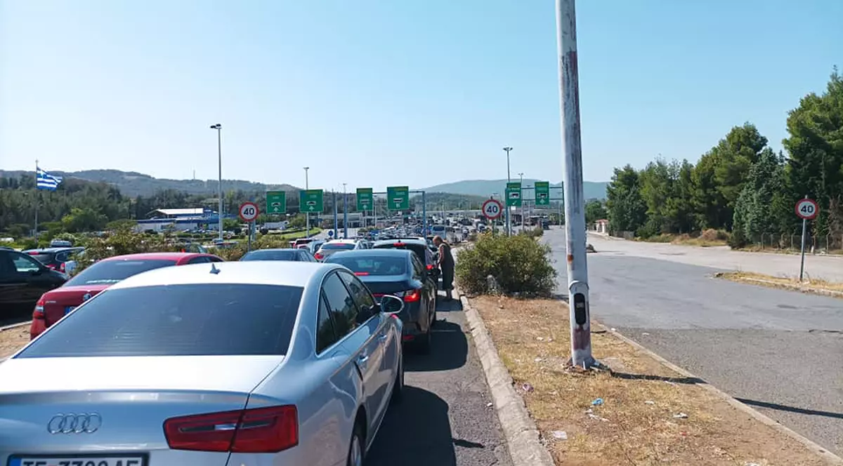 Cozi la intrarea și ieșirea din Grecia. Ultima zi înainte de intrarea în scenariul roșu