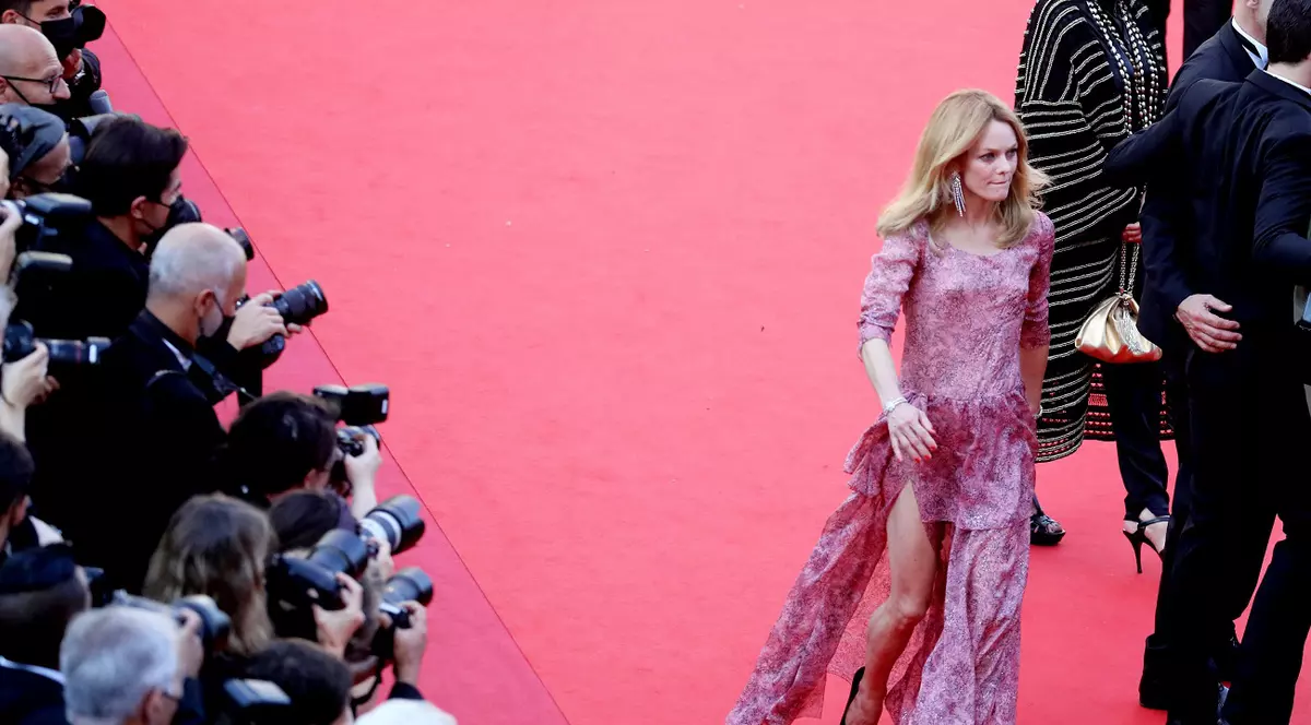 Vanessa Paradis, cu lenjeria intimă la vedere pe covorul roșu de la Cannes 2021. Fotografii au surprins momentul