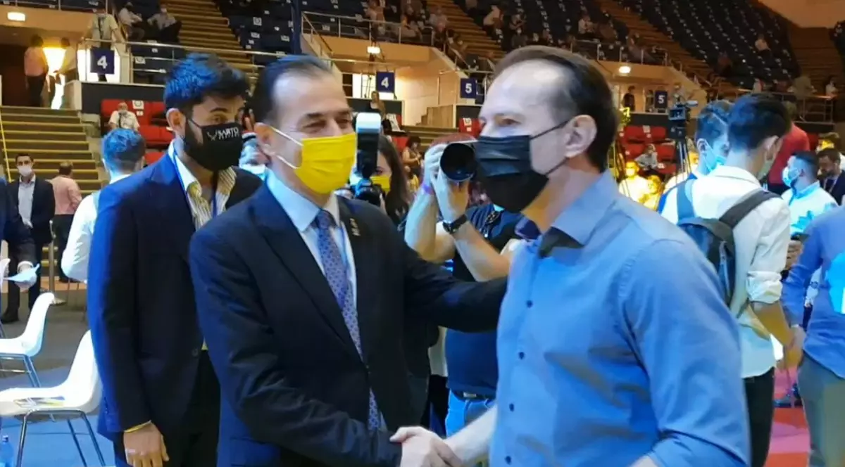 Ludovic Orban și Florin Cîțu s-au ignorat câteva minute la alegerile pentru șefia PNL București. Foto: Cristian Otopeanu