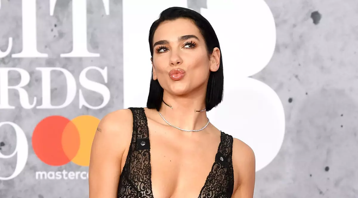 O celebră cântăreață a fost dată în judecată după ce a postat pe Instagram o poză cu ea. I se cere o avere