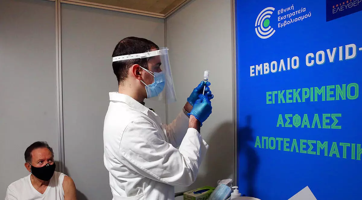 Vaccinarea va deveni obligatorie în Grecia pentru unele categorii profesionale