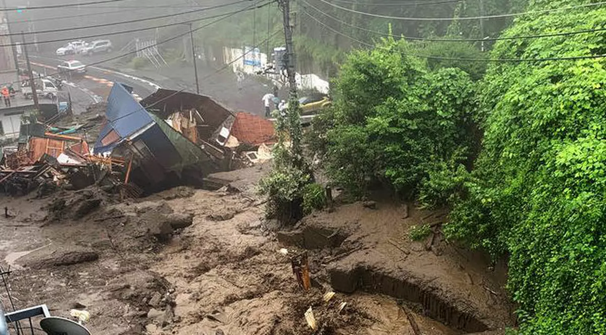 Imagini uluitoare: o alunecare de teren a înghițit mașini și case, în Japonia. Cel puțin doi morți și 20 de persoane dispărute