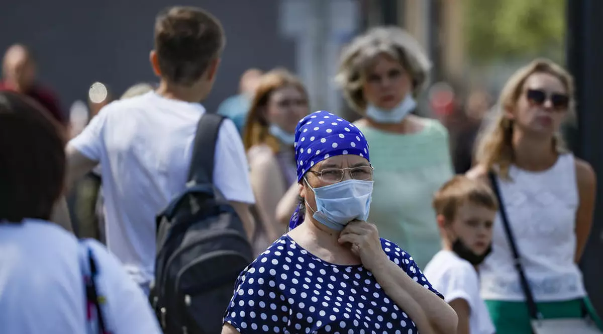 Persoanele vaccinate, îndemnate de OMS să poarte masca. „Vaccinul singur nu va opri transmiterea”