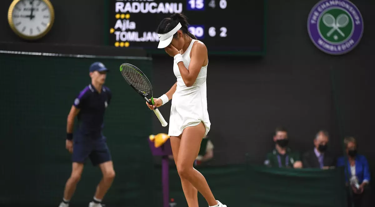 De ce a abandonat Emma Răducanu la Wimbledon. Ipoteza lui John McEnroe