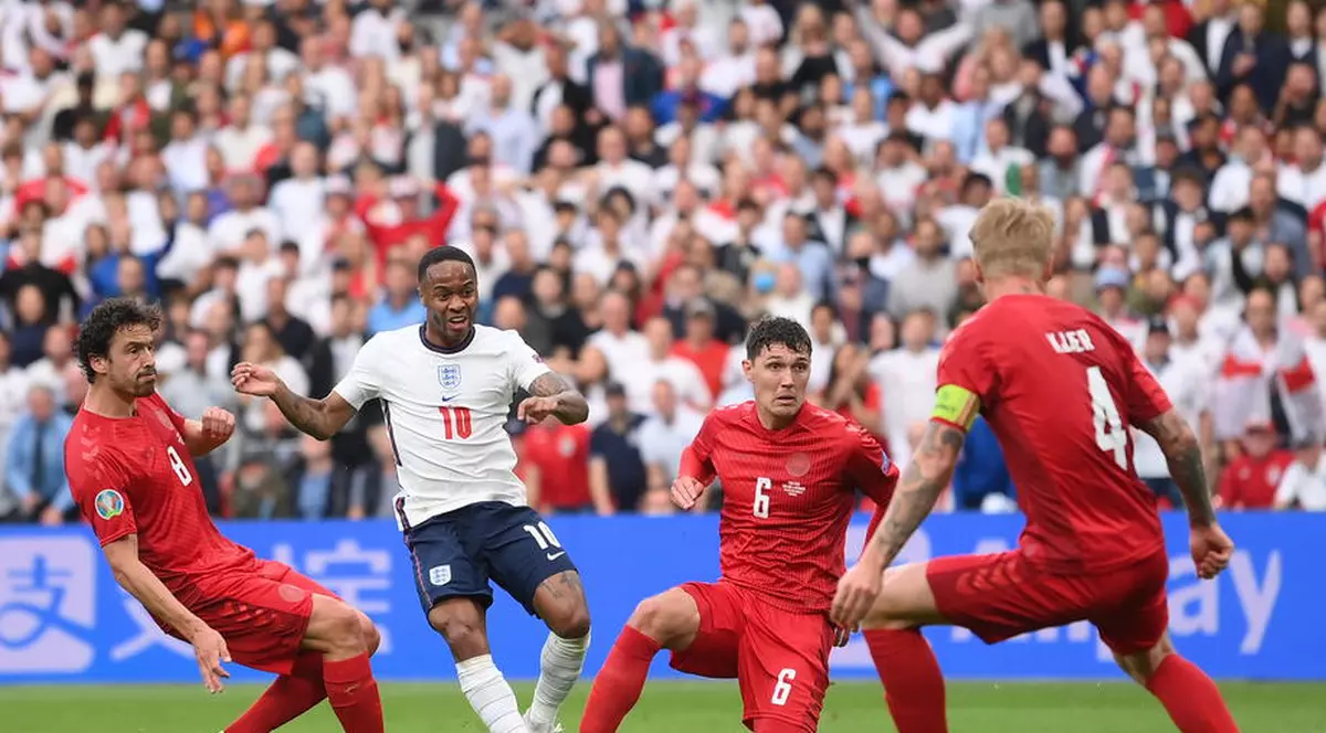 Reacția lui Stearling, după penaltyul controversat pe care l-a obținut în Anglia – Danemarca de la Euro 2020