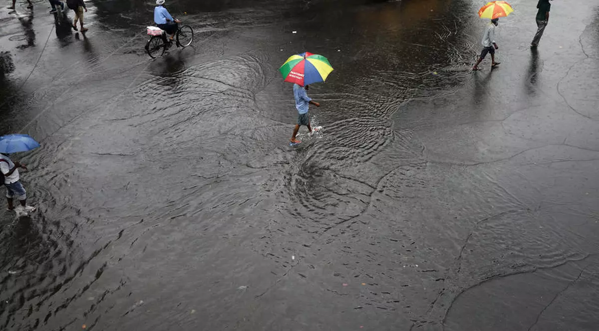Două avertizări meteo de vreme severă: cod galben de ploi torenţiale și grindină, dar și unul de caniculă