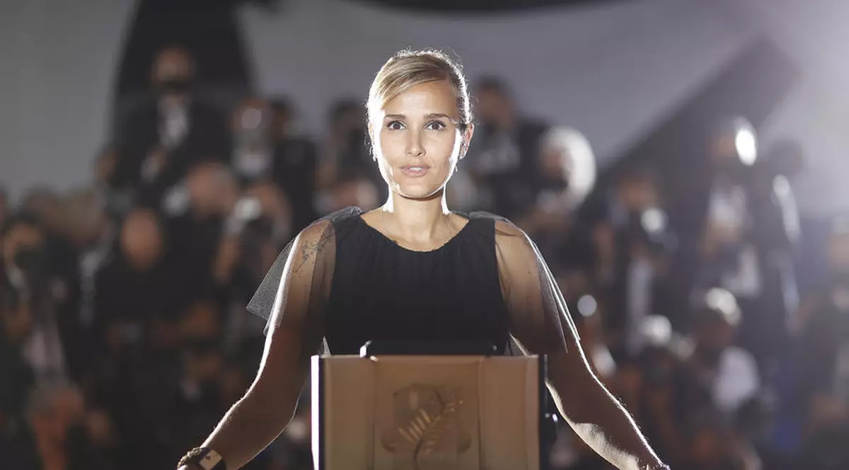 Corespondență de la Cannes: Julia Ducournau devine a doua femeie care câștigă Palme d’or-ul în istoria festivalului