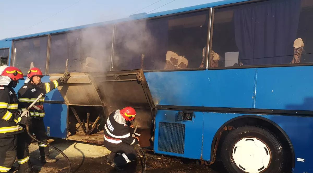 Un autocar cu 21 de copii a luat foc în județul Botoșani. Incendiul, izbucnit de la un scurtcircuit