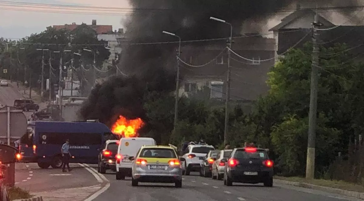 Trafic blocat la Agigea, în județul Constanța, după ce o mașină a luat foc în mers. O femeie a suferit arsuri
