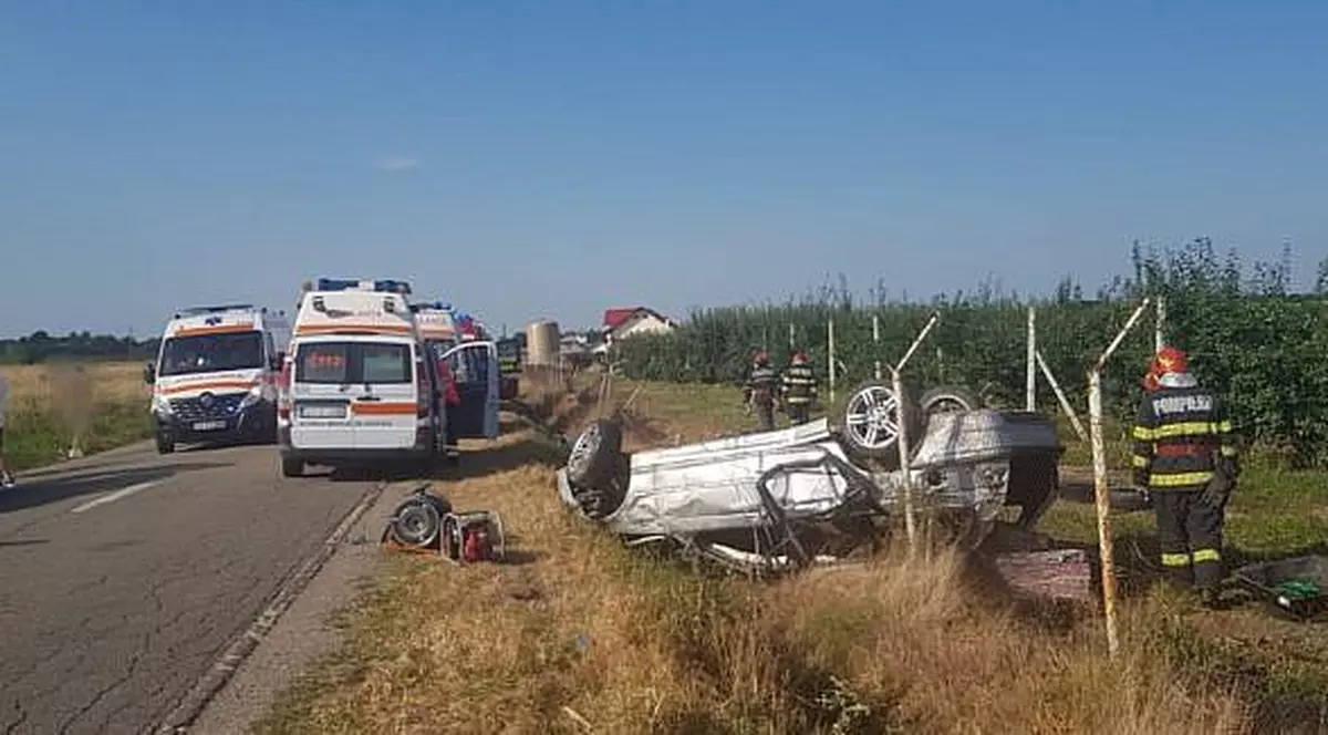 Doi tineri au murit, iar alți trei au fost răniți, după ce mașina în care se aflau s-a răsturnat, în Suceava