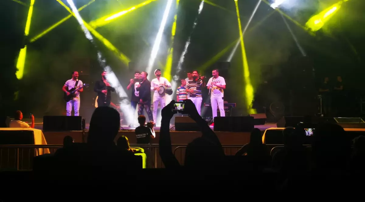 REPORTAJ. Primul Festival al Manelelor din România n-a prins la public. Jador: „Am mai mulți verișori decât sunteți voi aici”