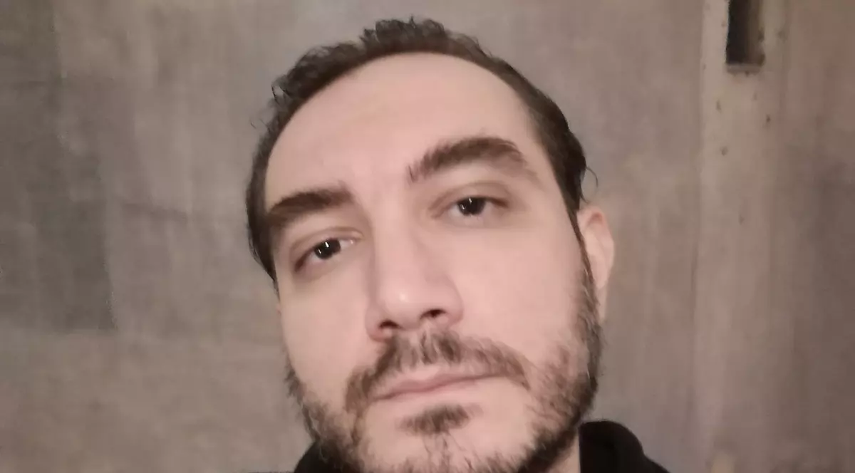 Interviu cu poetul Claudiu Komartin: „Se consumă atâta hârtie pentru toate neroziile contemporanilor noștri...”