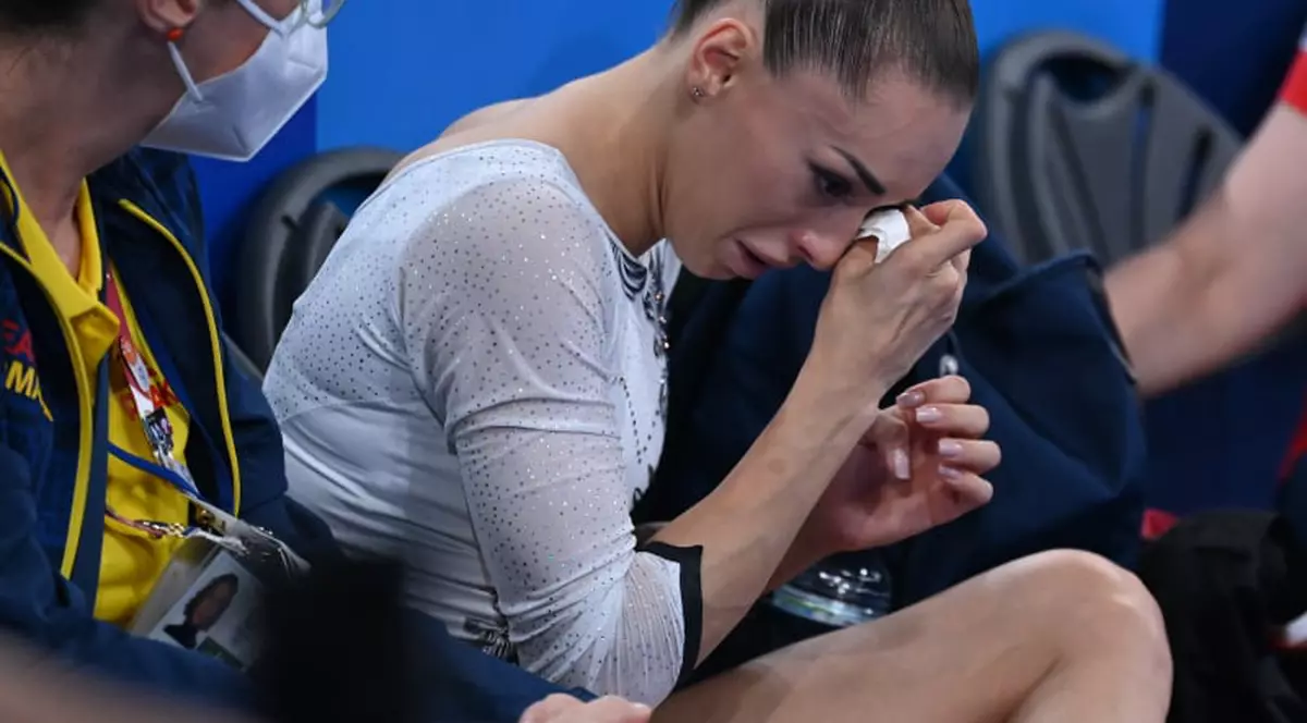 Larisa Iordache s-a retras din finala de la bârnă, la Jocurile Olimpice, din cauza problemelor la gleznă. Gimnasta a părăsit sala în lacrimi