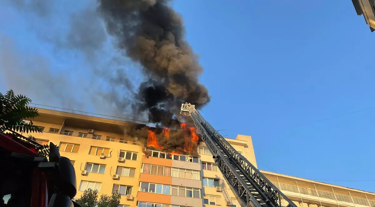 Incendiu violent, izbucnit la etajul al nouălea al unui bloc din București