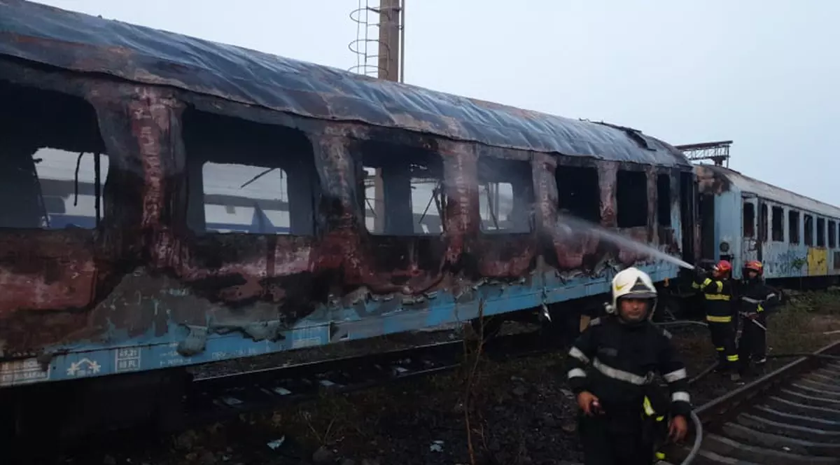 Incendiu la vagoane dezafectate de tren, la gara Basarab din Capitală. Pompierii au intervenit cu şase autospeciale