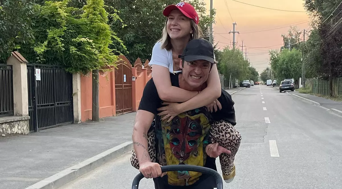 Adela Popescu și-a lăsat soțul cu băiețelul cel mic și a plecat la salon, unde s-a relaxat câteva ore. Reacția neașteptată a lui Radu. „A stat 5 ore”