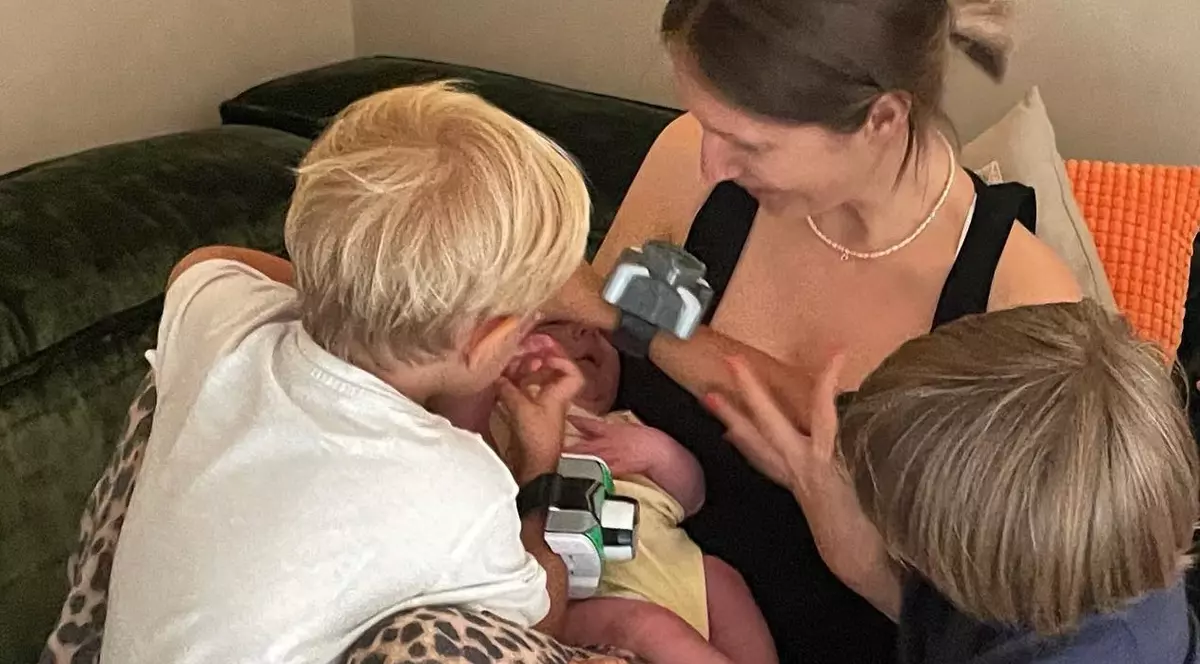 Adela Popescu a dezvăluit numele celui de-al treilea copil. Cum îl cheamă pe mezinul familiei