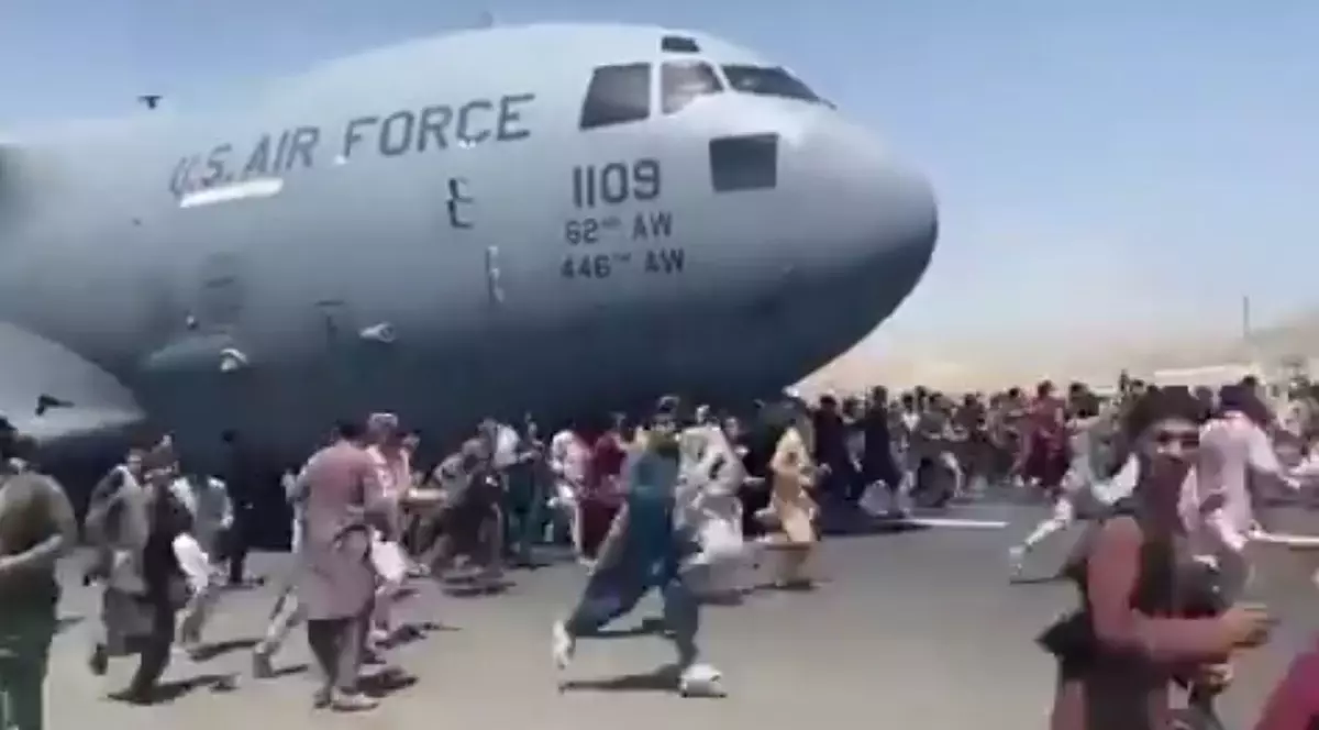 Imagini șocante: doi oameni au căzut de pe un avion care decola din Kabul. Afganii se agață de roțile aeronavelor, disperați să plece din oraș