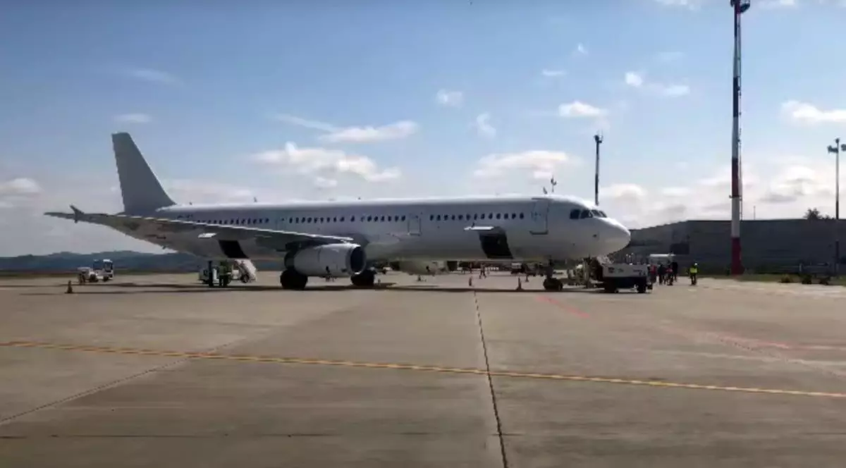 Alertă pe aeroportul din Iași. Probleme tehnice la un avion, cu puțin timp înainte de aterizare