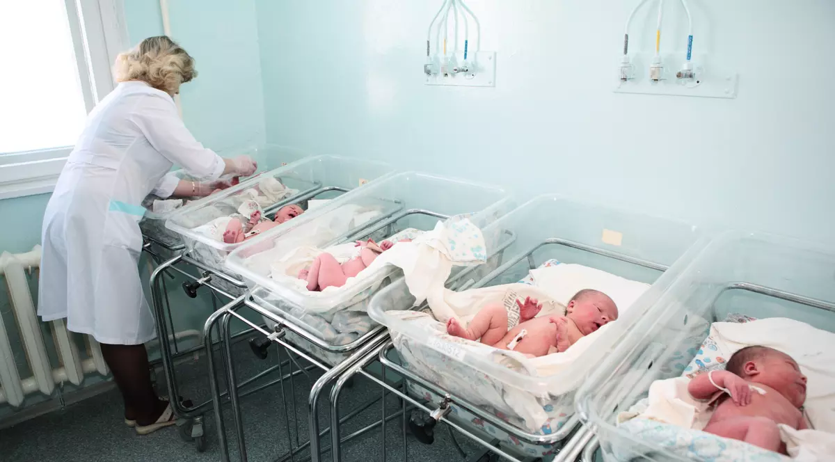 Câți copii s-au născut, de fapt, în străinătate din părinți români? INS îl contrazice pe ministrul muncii, Raluca Turcan