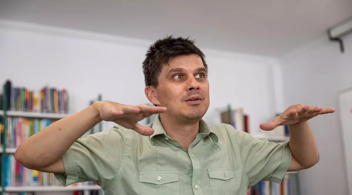 Regizorul Bogdan Apetri, premiat la TIFF: „Scopul unui film nu este să educe. Spectatorului trebuie să-i produci șocuri electrice neuronilor”