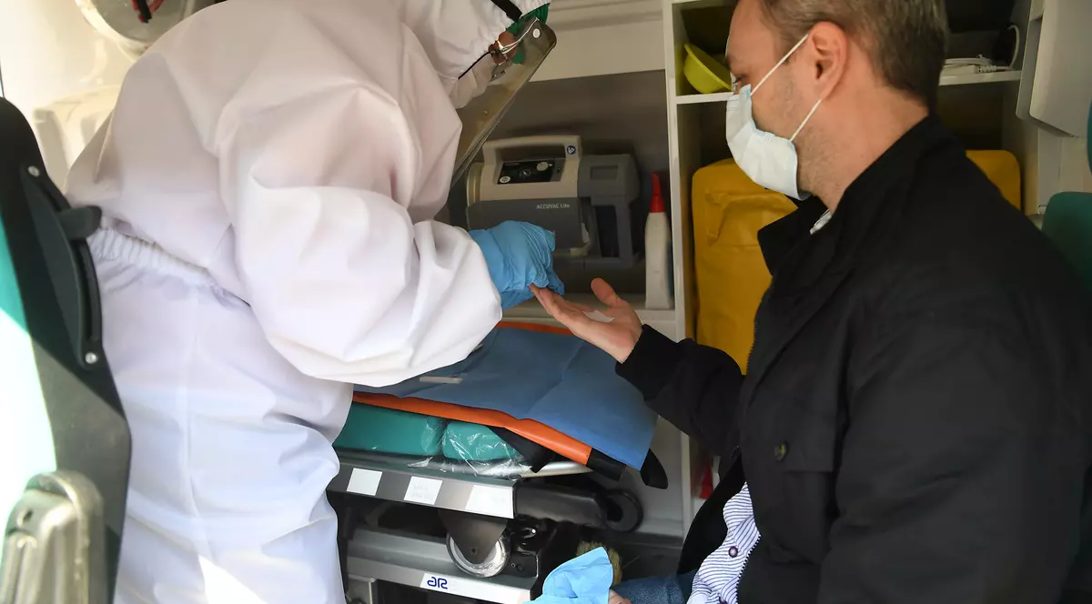 O nouă zi cu aproape 10.000 de noi infectări COVID în România