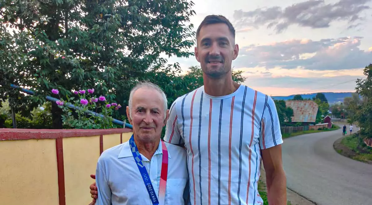 Canotorul Marius Cozmiuc i-a făcut cadou bunicului său medalia olimpică: „Moșu’ a ținut în mâini zeci de medalii”