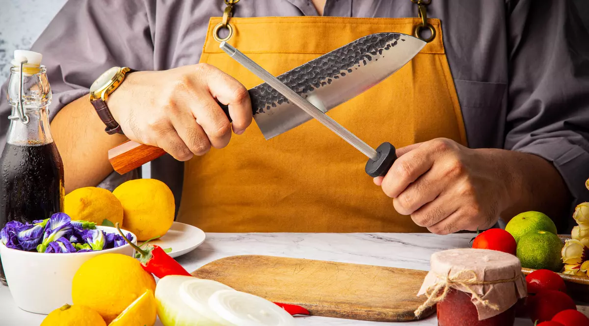 Cum ascuți cuțitele de bucătărie. Trucuri pe care le poți face în câteva secunde
