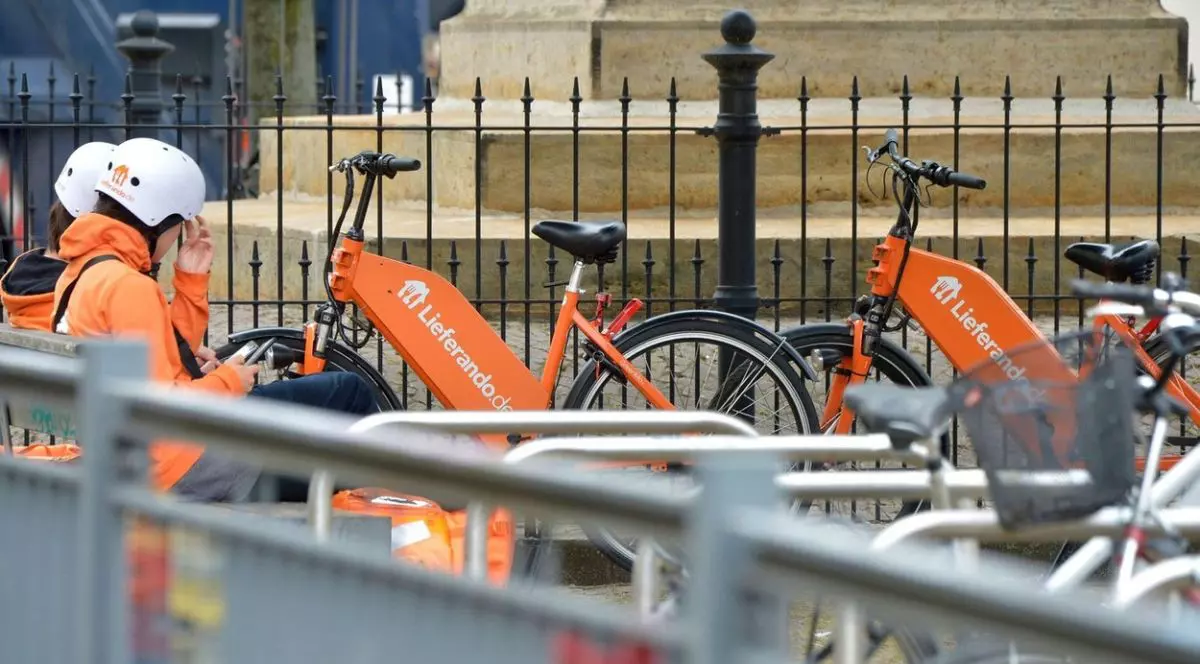 Un fost ministru din guvernul afgan livrează mâncare în Germania. „Nu am de ce să mă simt vinovat”