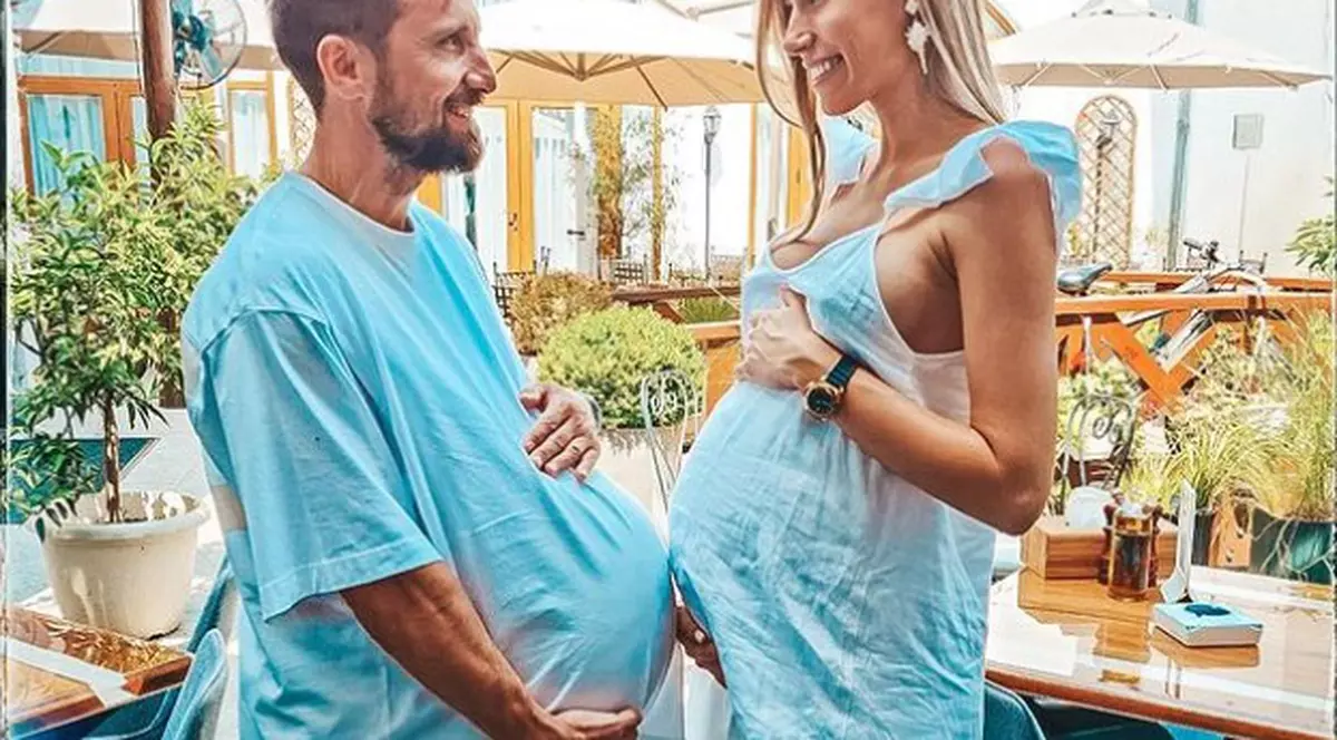 Dani Oțil și Gabriela, în vacanță înainte de a deveni părinți. Cum arată soția prezentatorului în ultima lună de sarcină