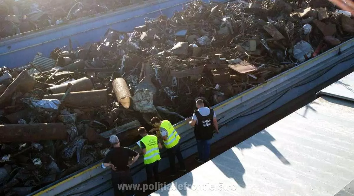 Două barje încărcate cu peste 1.000 tone de deşeuri, printre care anvelope uzate, descoperite în Portul Murfatlar
