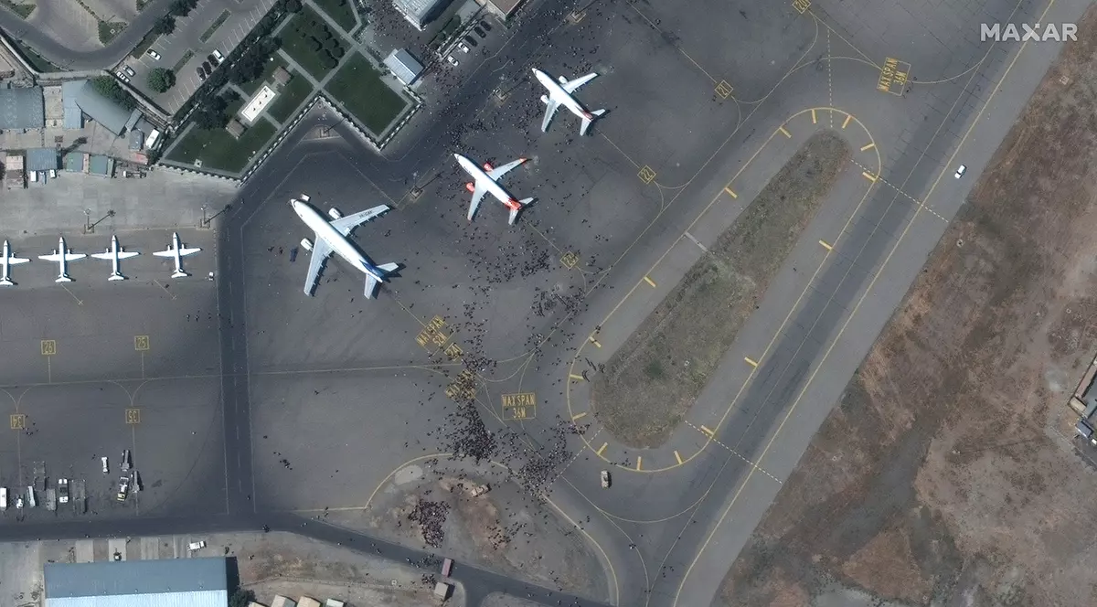 Cum se vede din spațiu haosul de pe aeroportul din Kabul. Imaginile surprinse din satelit