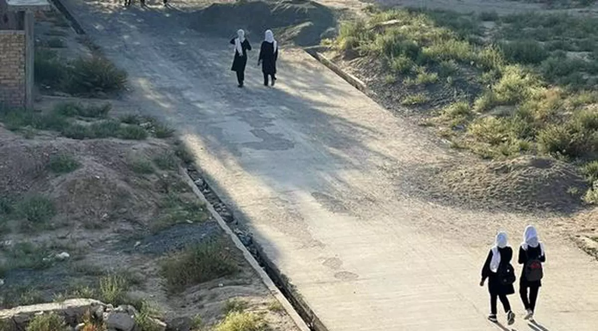 Dezbatere în jurul unei imagini în care apar fete în drum spre școală. Un fotograf susține că e din Kabulul aflat sub domnia talibană