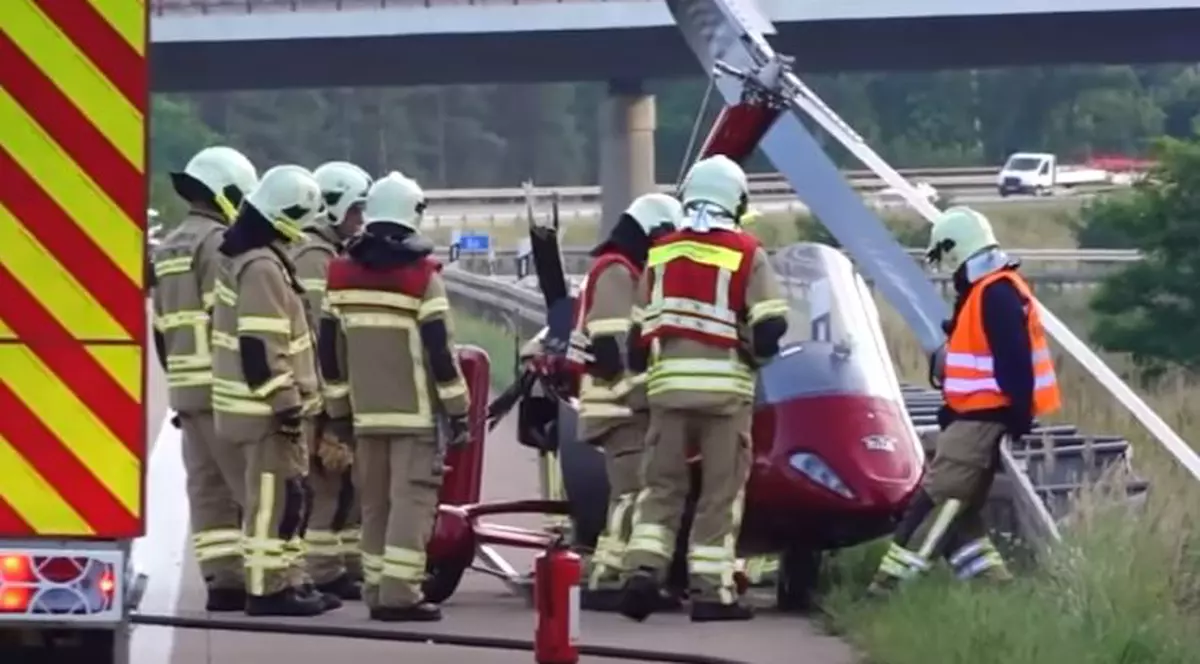 Doi răniți în Germania, după ce un elicopter s-a prăbușit pe o autostradă
