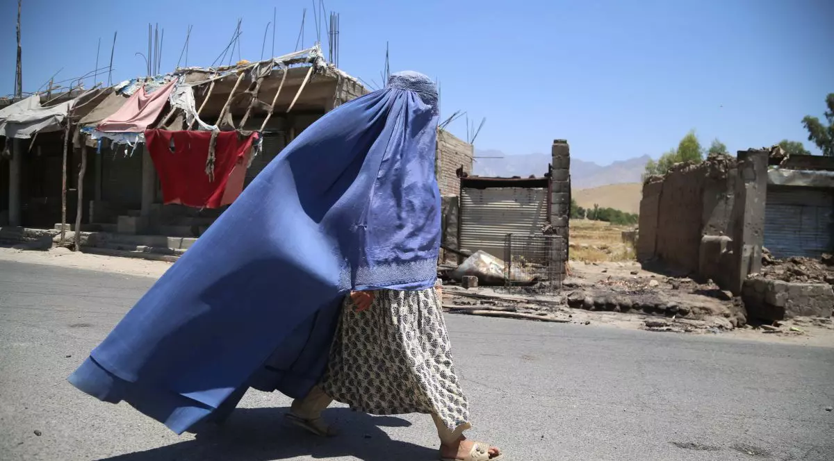 I-au bătut de trei ori la ușă, a patra oară au ucis-o. Povestea unei femei afgane dintr-un sat cucerit de talibani