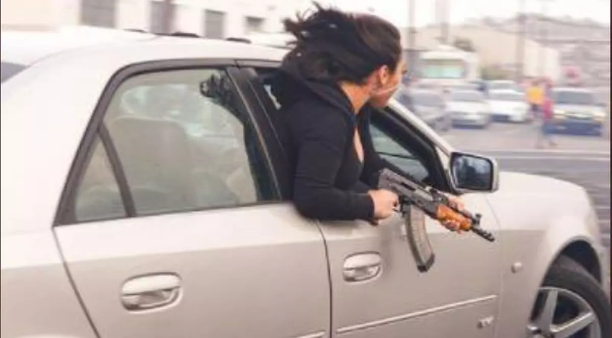 Femeie din San Francisco fotografiată ieșind pe geamul unei mașini, înarmată cu o mitralieră AK-47