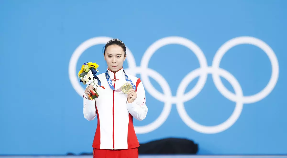 O gimnastă din China susține că medalia de aur de la Tokyo i s-a cojit. Reacția Comitetului Olimpic