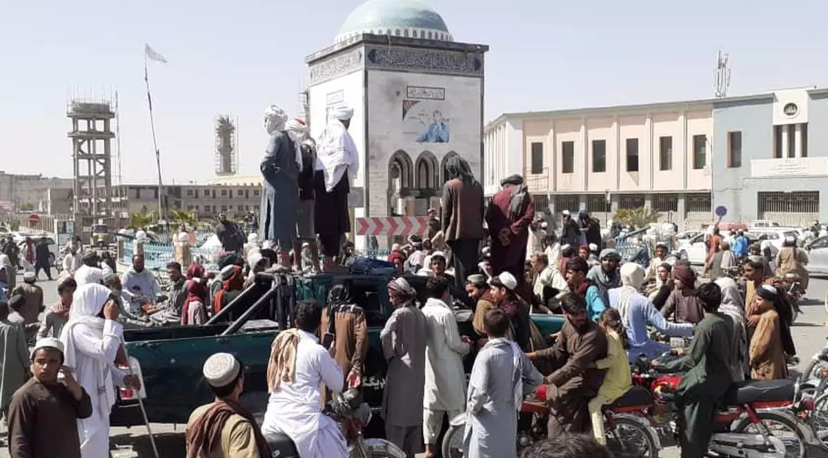 Talibanii au ajuns la 70 de kilometri de Kabul și continuă ofensiva spre capitala Afganistanului