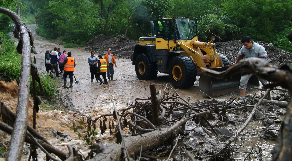 Noi coduri portocalii și galbene de vijelii și ploi torențiale, până sâmbătă dimineță. Zonele afectate