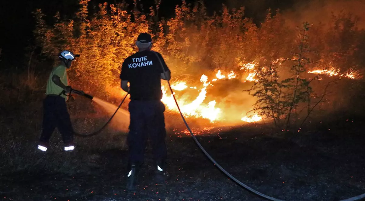 România trimite 15 militari și două aeronave în Macedonia de Nord pentru a ajuta la stingerea incendiilor
