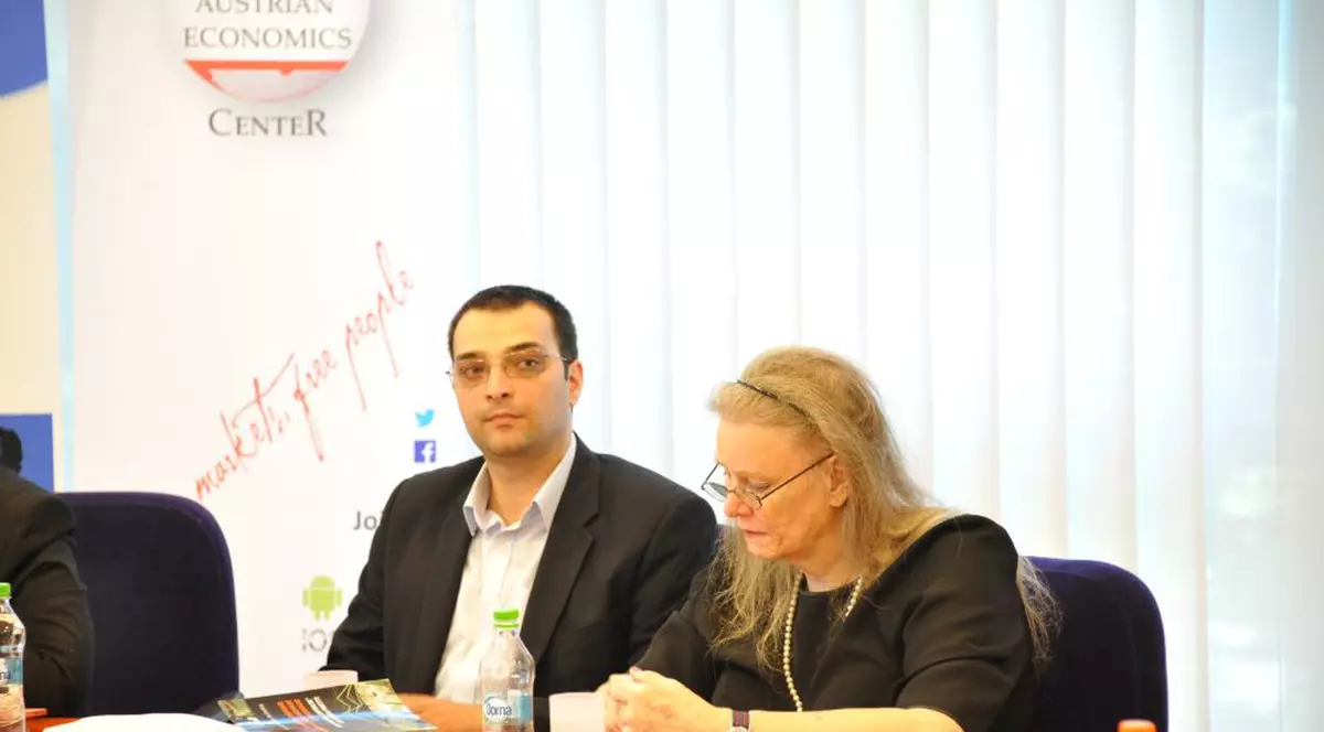 Consilierul lui Cîțu insistă că a strâns articole elogioase la adresa șefului său pentru a promova „ideile liberale”, nu pe premier