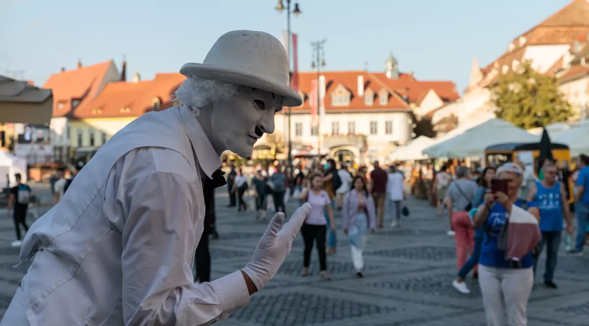 FOTOREPORTAJ de la Festivalul de Teatru de la Sibiu. Când un oraș devine o scenă: spectacole de flamenco pe picioroange, fanfare și Shakespeare