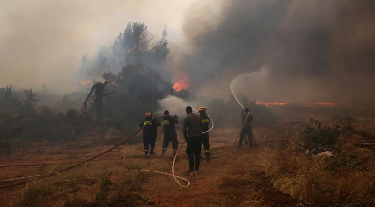 Pompierii români au plecat în Grecia, să ajute țara în lupta cu incendiile. „Plecăm 108, vrem să ne întoarcem 108”